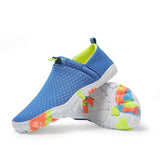 Blaue Aquabeach-Strandschuhe