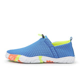 Blaue Aquabeach-Strandschuhe