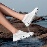 Weiße Aquasoft-Strandschuhe